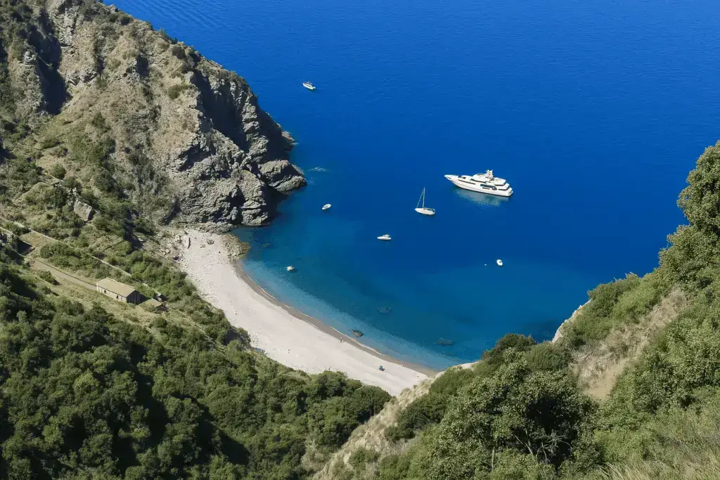 Spiaggia vista dall'alto di Cala Janculla sulla Costa Viola Reggio Calabria