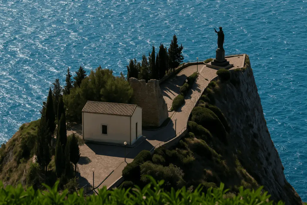 Vista dall'alto promontorio roccioso che si erge sulla costa di Bova Marina, offrendo una vista panoramica sulla costa