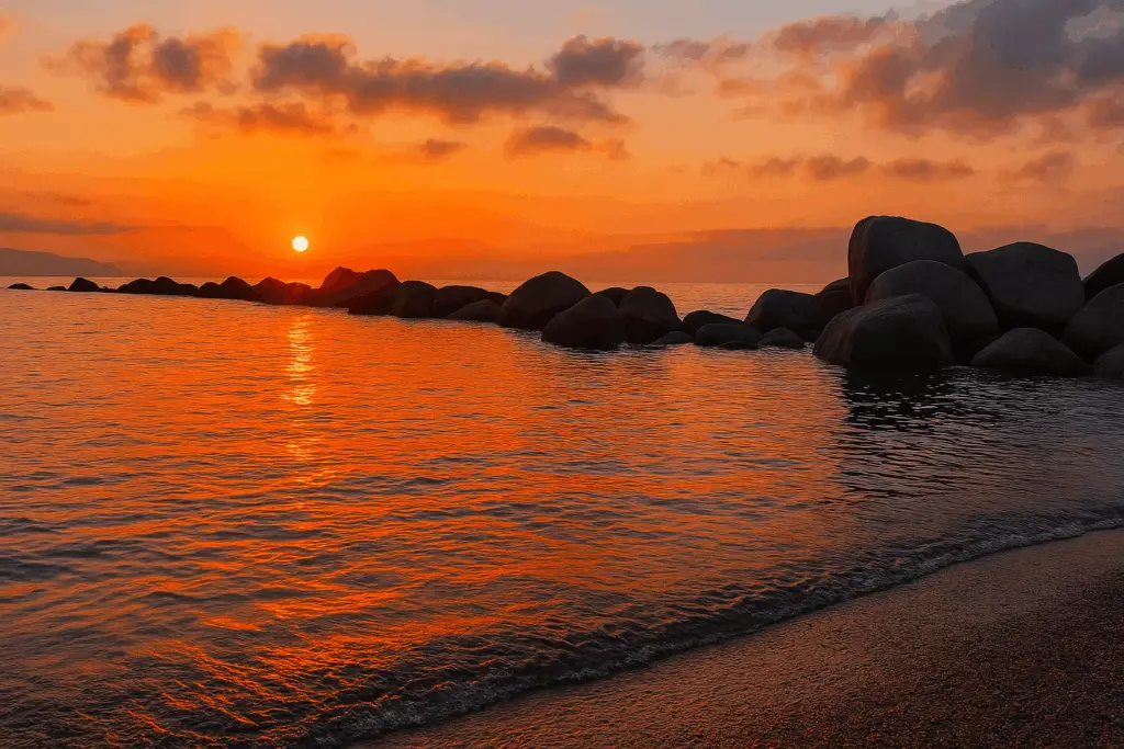 Scorcio al tramonto di una spiaggia situata vicino alla torre di Favazzina, nota per la sua bellezza naturale e per le sue acque turchesi.